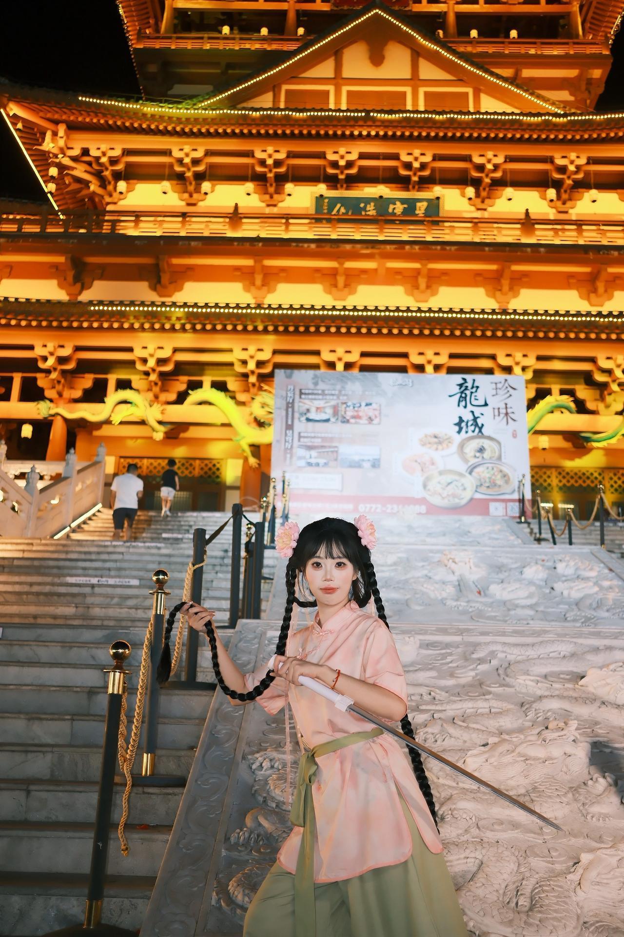 古镇随拍汉服文化自信 氛围感拉满的夜景 文化复兴汉服先行 国风拍照圣地