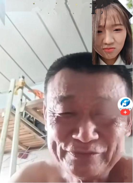 近日，辽宁沈阳一位即将大学毕业的女孩，穿着漂亮的学士服，开开心心和爸爸视频通话，