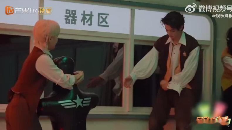 周笔畅毫无恐惧只有对新玩具兴奋 密逃疗养院的 “毒雾” 在周笔畅这，直接变 “玩
