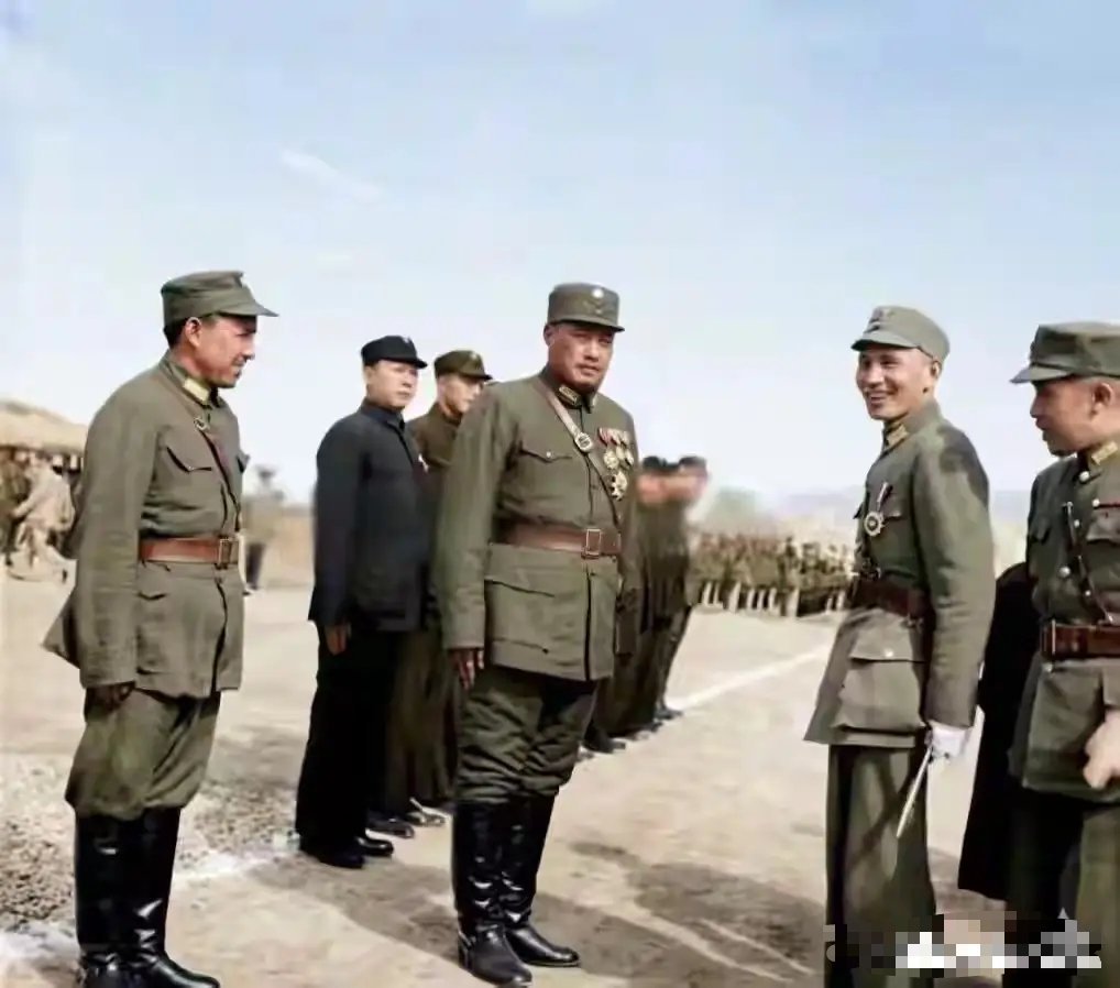 1942年，马步芳和蒋介石罕见合影，马步芳身材魁梧，恭敬欢迎老蒋 