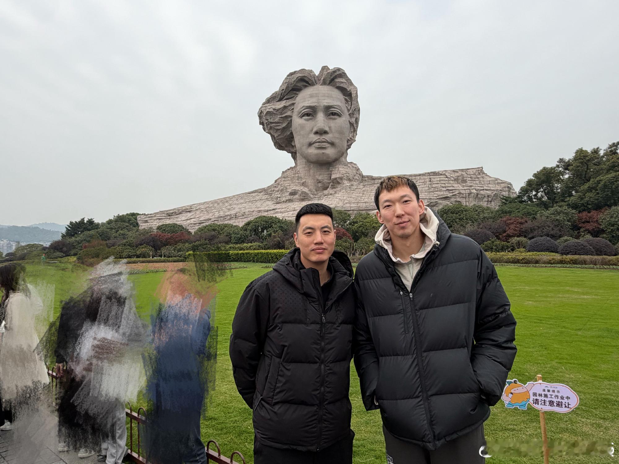 微博晒照，北京男篮集体到访橘子洲头！周琦感慨：十年又来橘子洲头。我俩一队了。  