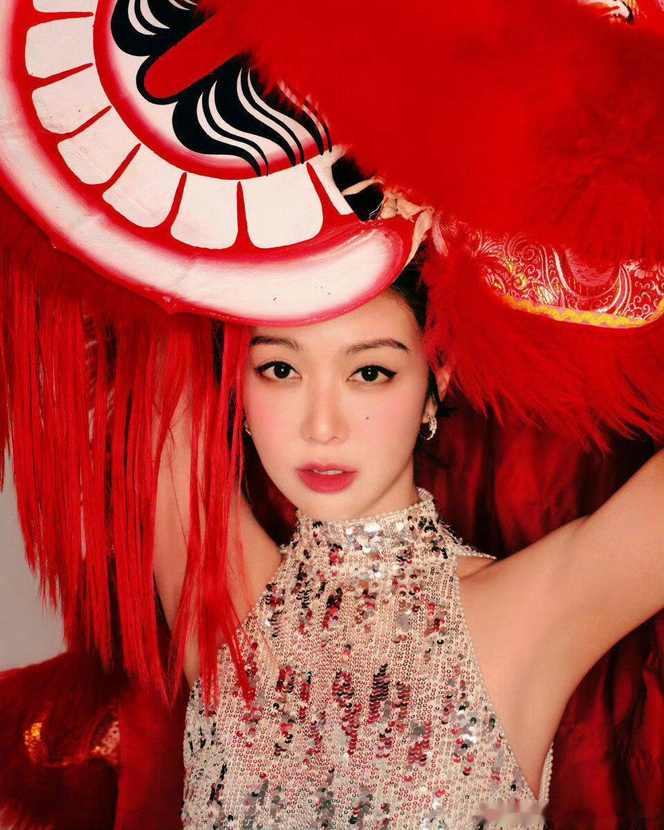 薛凯琪春晚的妆是钟楚曦画的 啊啊啊人美就算了！这个妆容更是锦上添花啊啊！[哇][