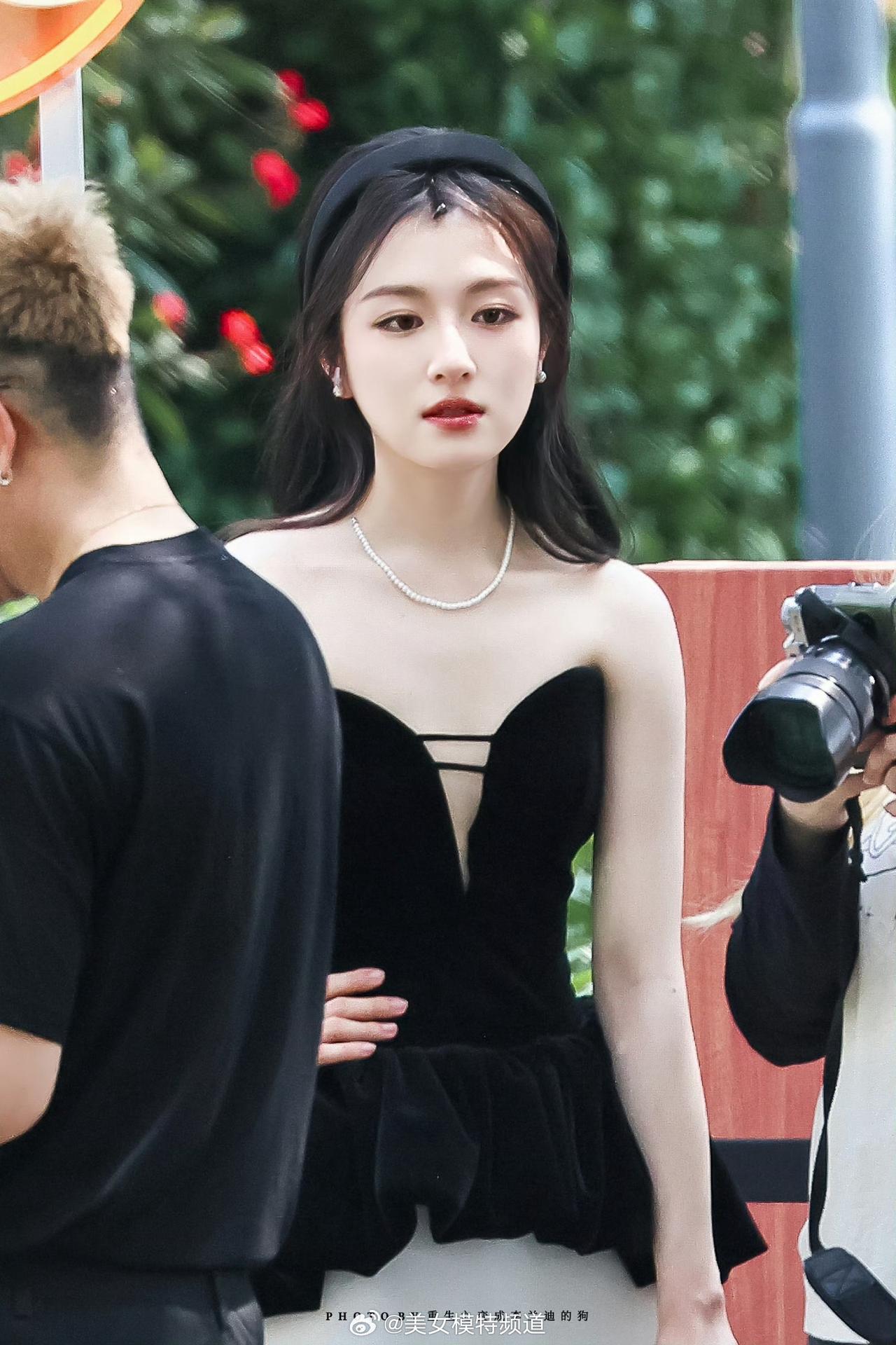 李兰迪一身黑色抹胸裙，好像黑天鹅，太高贵了李兰迪公主写真 李兰迪