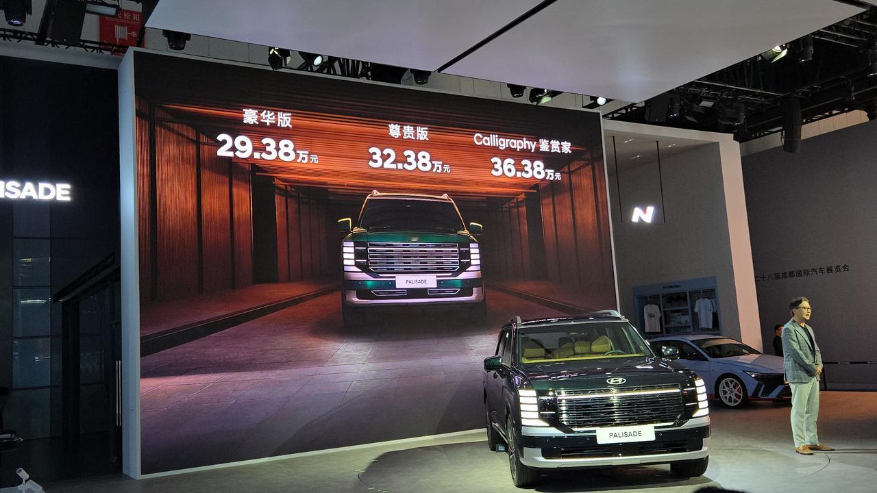 来了台油车，不是3.5L V6了，变成2.5T油混，加长到5米7座，这个内饰相当