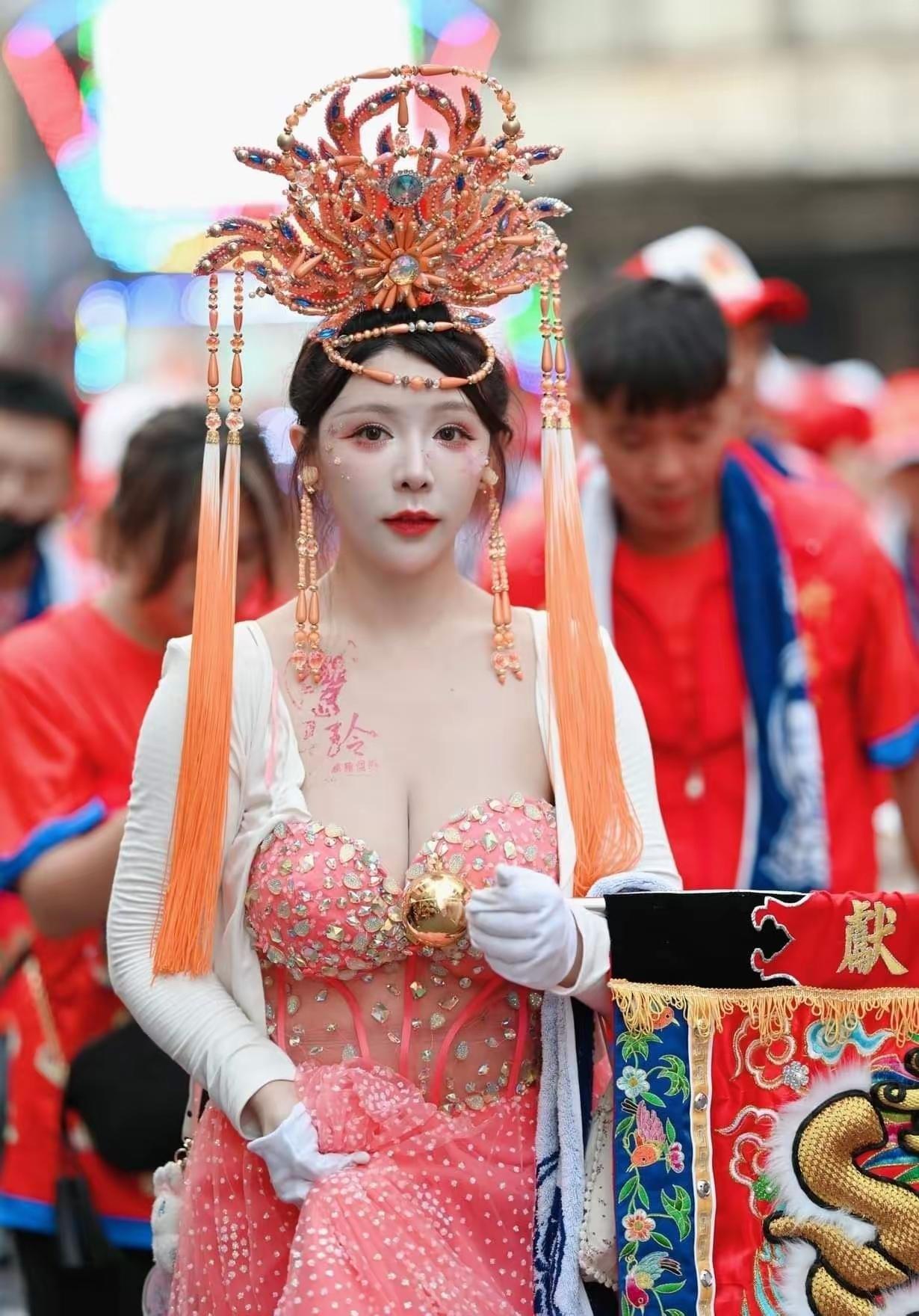 这是哪里的传统文化？小姐姐肤白貌美传播信仰之力！文化美女 青花瓷美女雕像 中式女