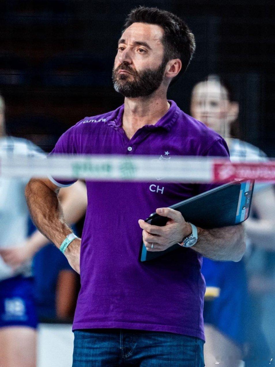 波兰媒体曝塞萨尔·埃尔南德斯将不再担任热舒夫的主教练，而耶莱娜·布拉戈耶维奇将接