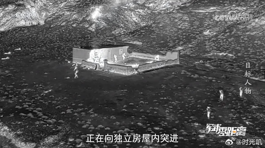 解放军实战演练斩首行动画面 精准轰炸后，特战小分队突击组迅速突进独立房屋，不到2