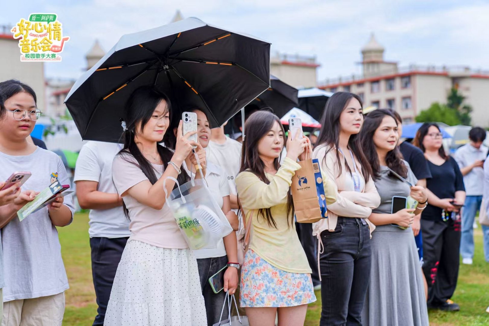 好心情音乐会校园歌手大赛在湖南举办 夏日校园唱响动听乐章，选手同台竞技尽显风采。