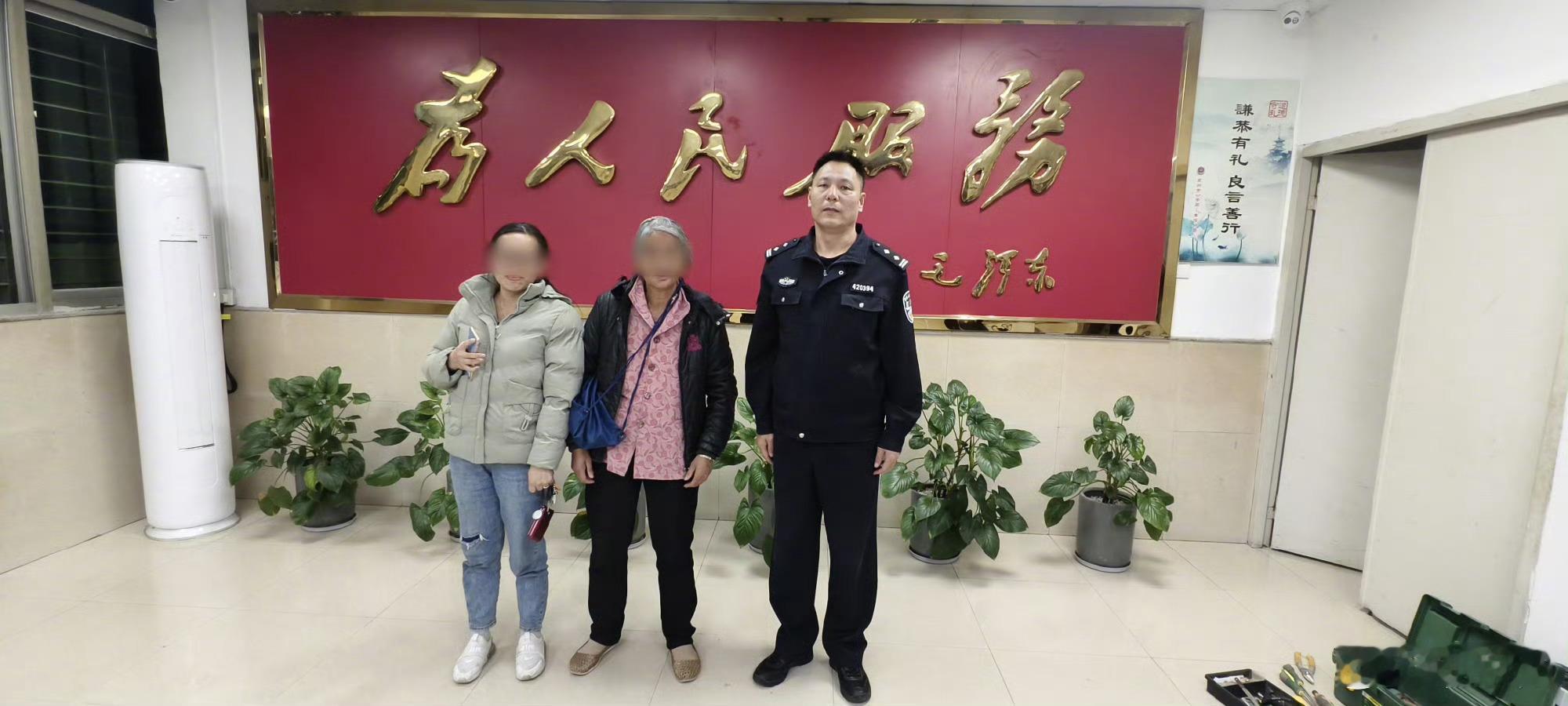 泉州民警深夜助力一老人归家  11月28日晚，车站所接辖区某餐饮店老板报称，有名