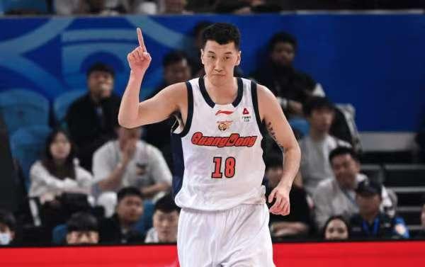 今晚辽宁队将坐镇主场迎战广东，赛前主帅杨鸣对记者表示：辽粤的话题这么多年始终受到