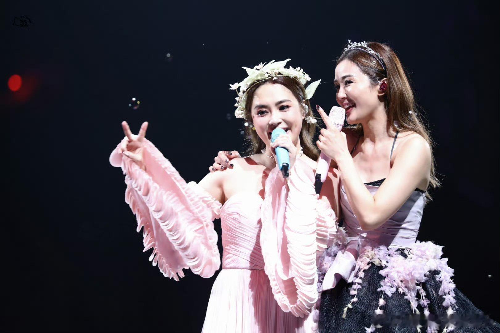 Twins复刻了20年前的春晚舞台谁懂啊！耳机里循环千万次的旋律，突然就有了现场