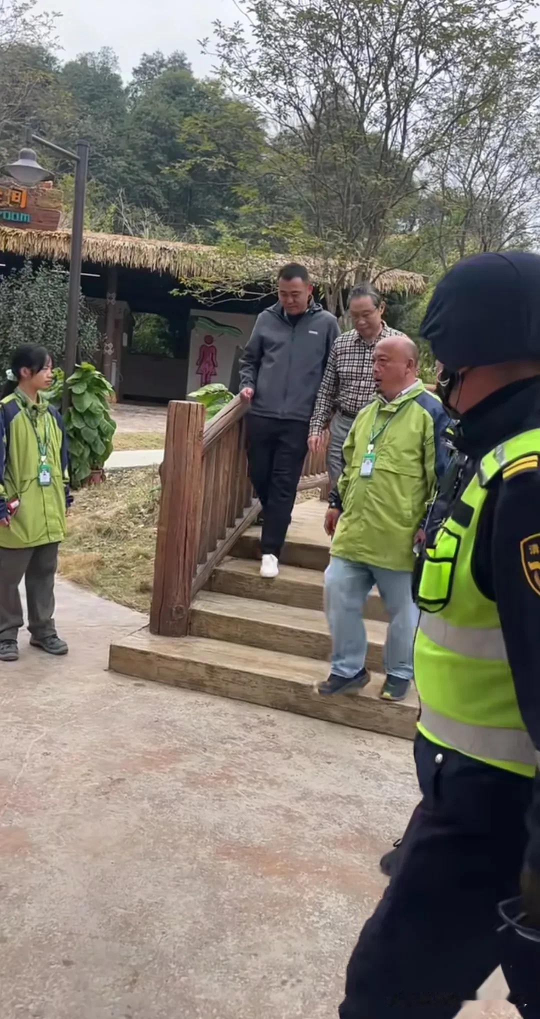 大年初四，钟南山院士夫妇去广东清远长隆景区游览，景区负责人亲自在前面领路并担任讲