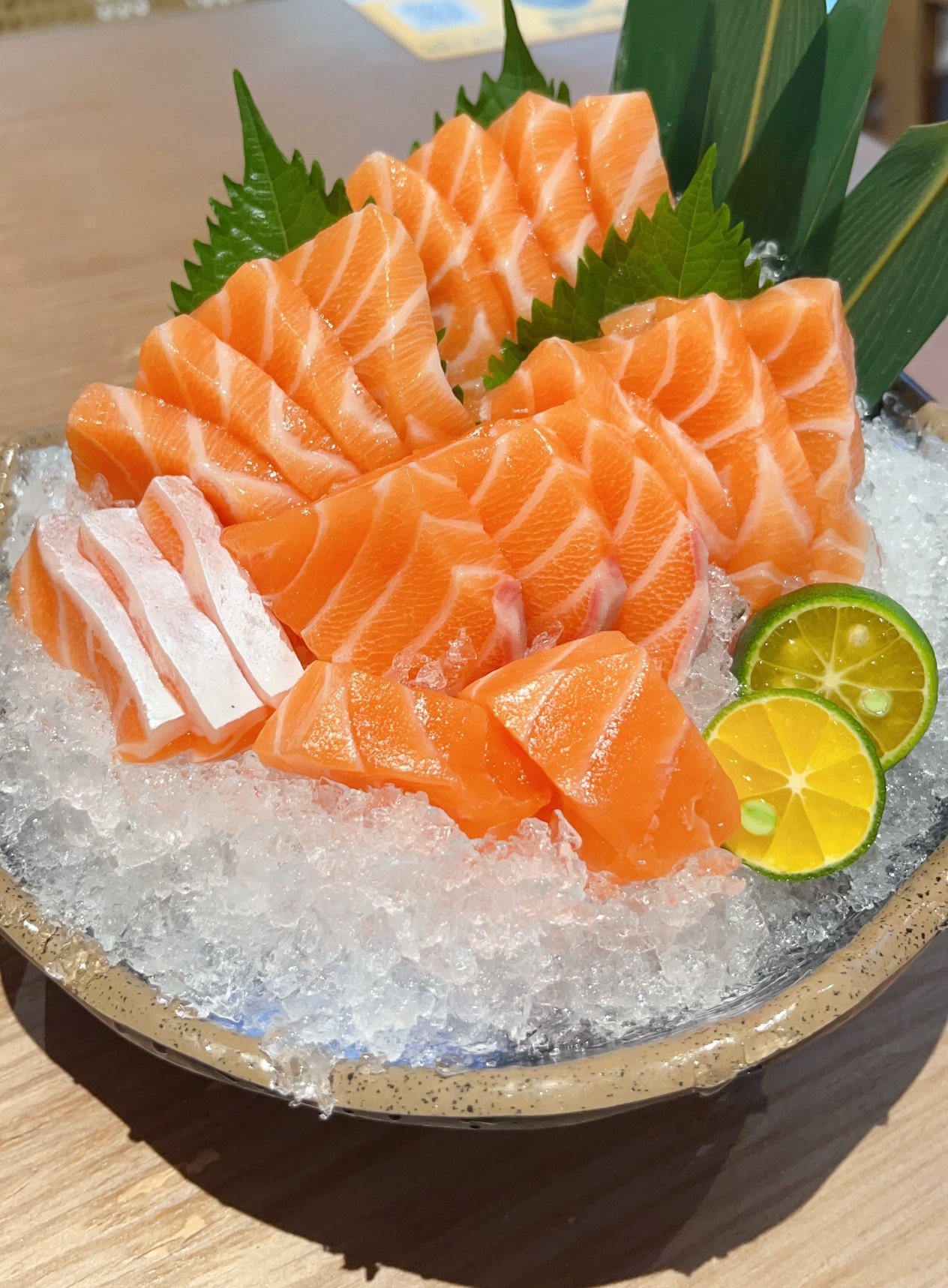 买三文鱼套餐吃到虹鳟食客起诉餐厅央视报道：青藏高原养殖的“三文鱼”（实际虹鳟）占