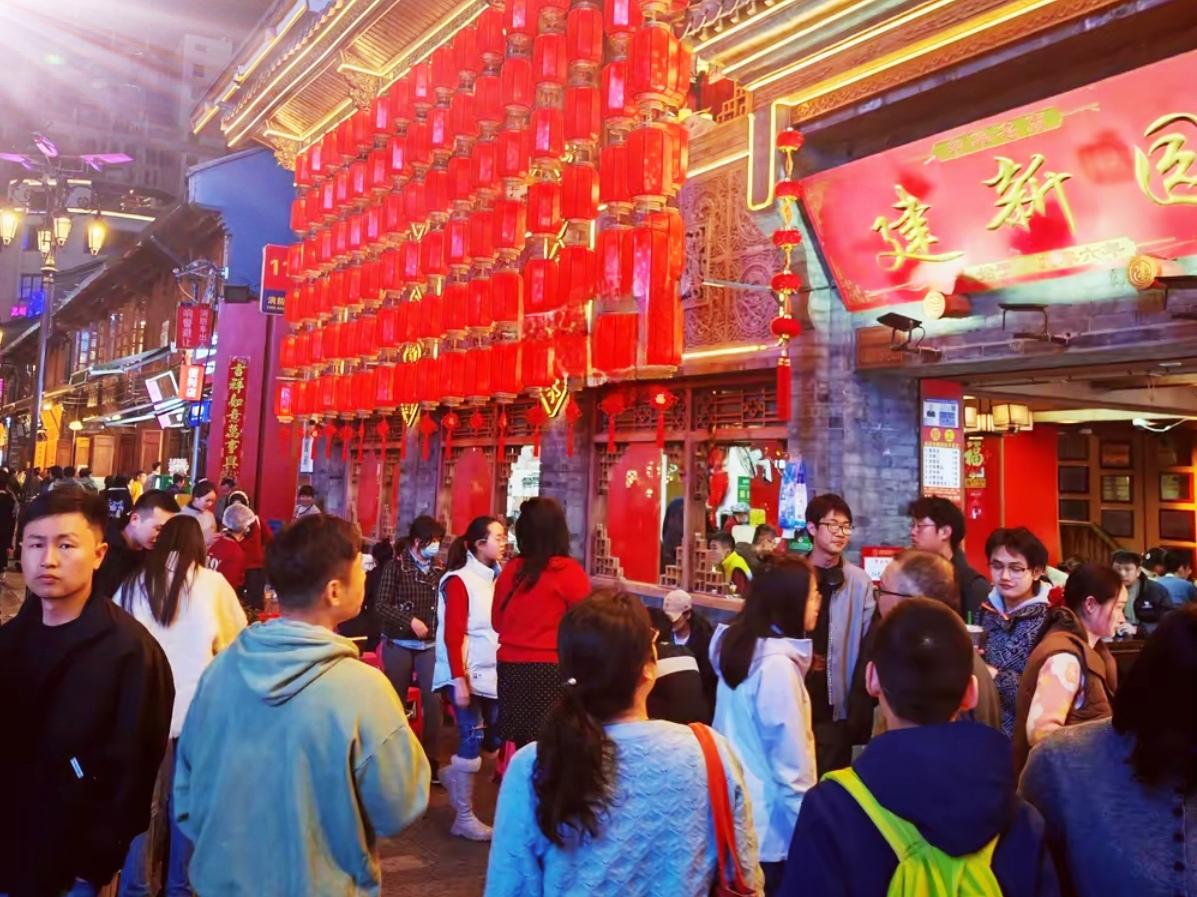🔥昆明春节夜爆了！晚上10点还人从众！春节昆明彻底火出圈！晚上10点，东风广场