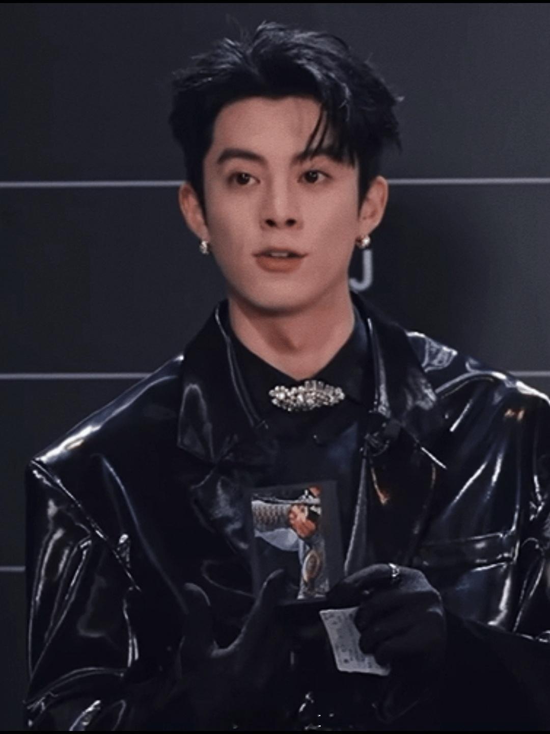 #王鹤棣直播好有活力# 王鹤棣作为快乐的使者，带着他的魅力现身。好长的身躯散发出