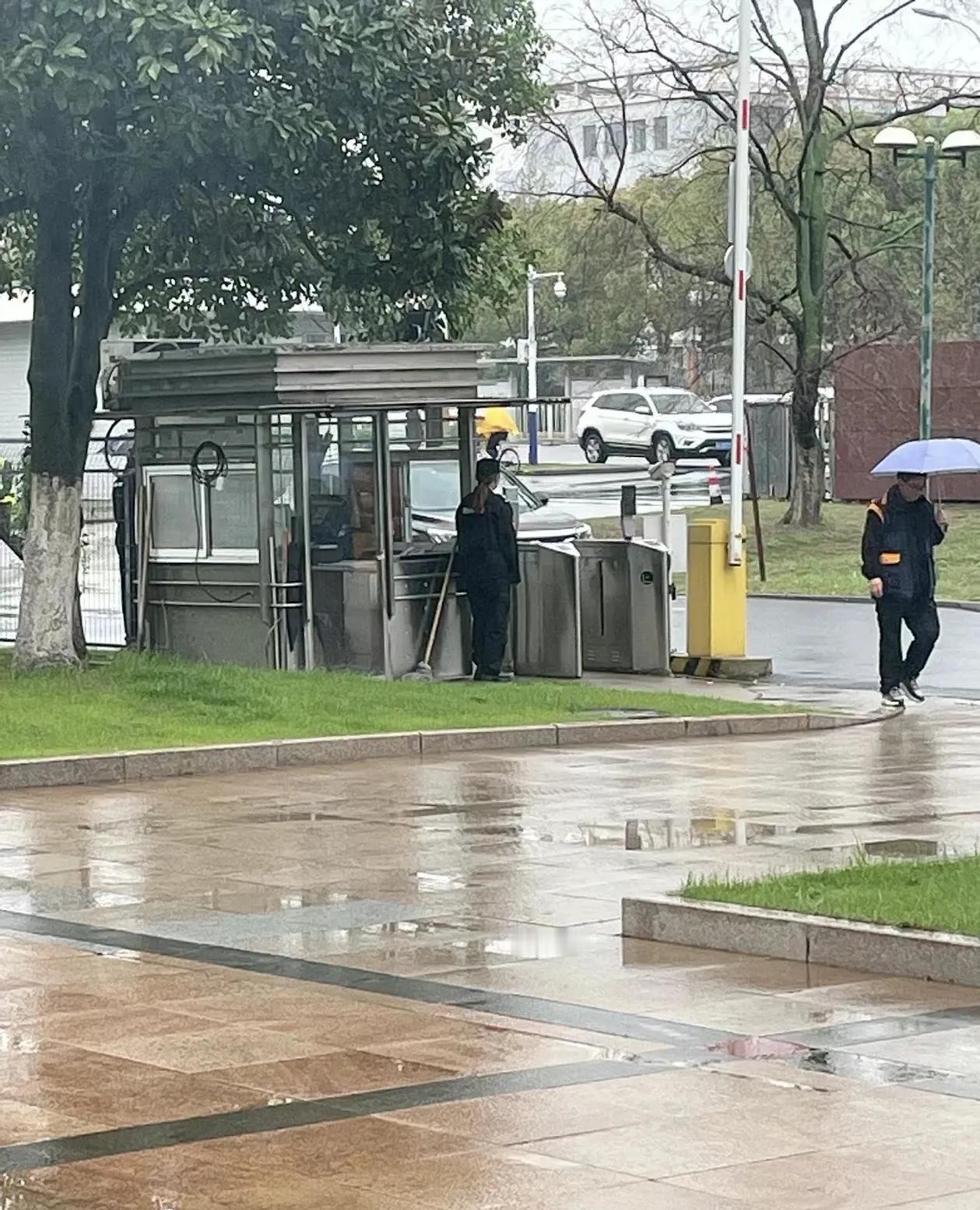 太惨了，真的太惨了，21岁女保安与其男友被保安队长杀害，目前犯罪嫌疑人只留下凶器