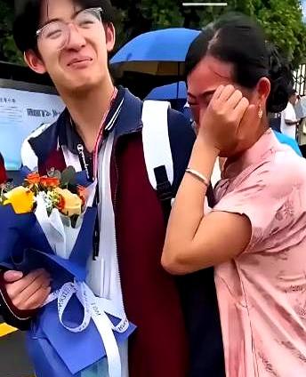谁敢信？
一个3岁没妈、亲爹不管的“小可怜”，竟然能考716分冲进清华！
这泼天