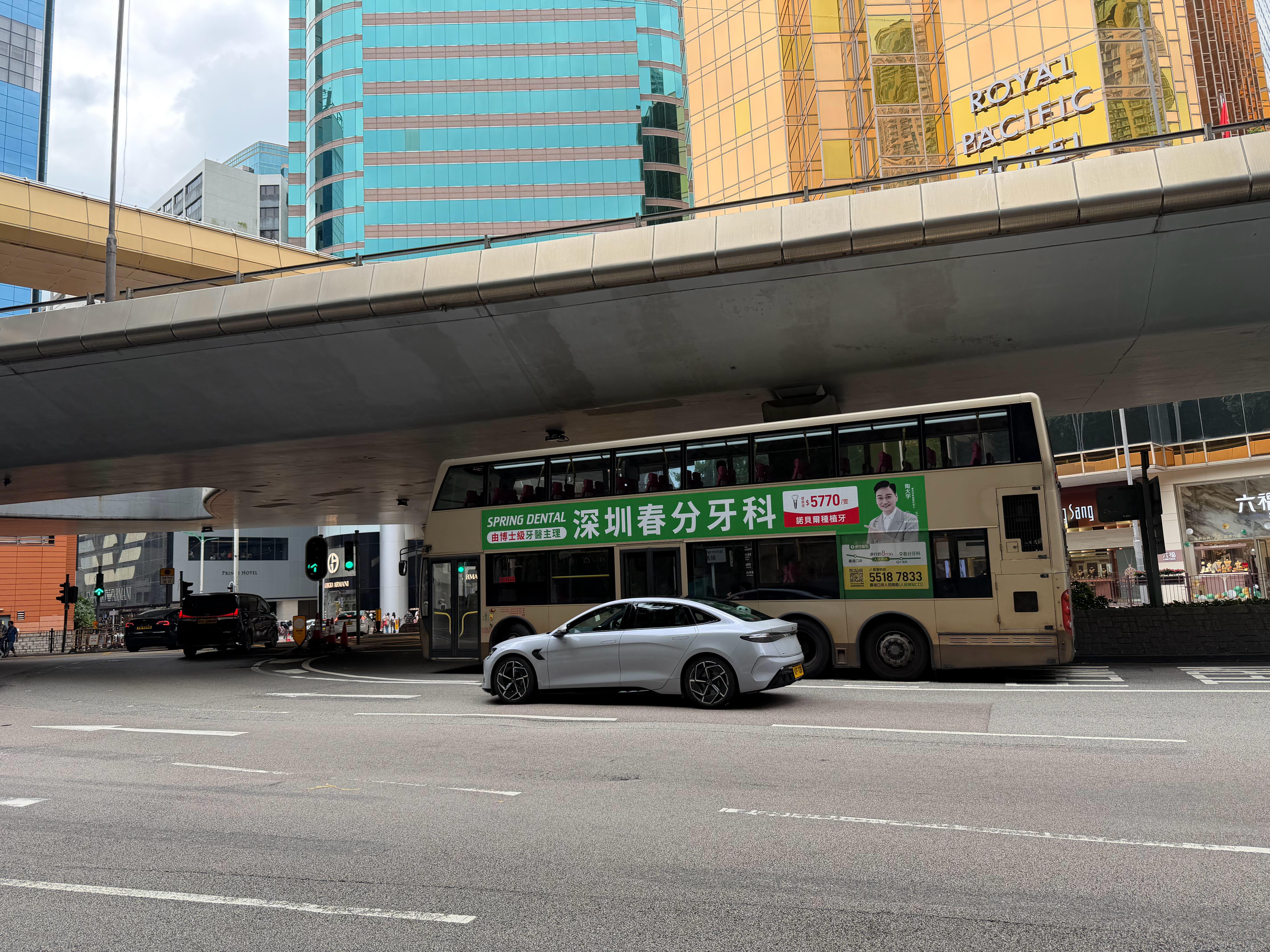 深圳的广告都打到香港了[偷笑]  ​​​
