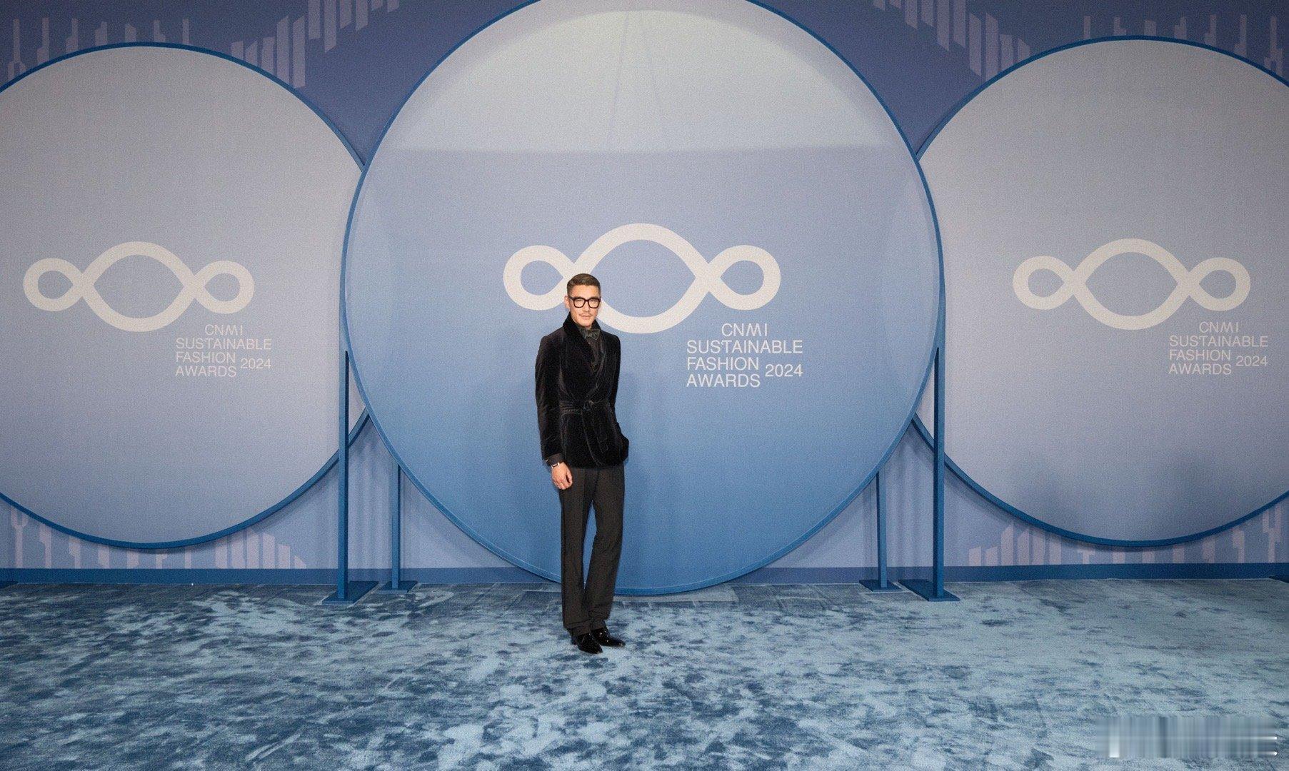 胡兵给阿布扎比上点东方震撼 沙漠秀场的风水可能真的被改变了。胡兵所带来的东方气韵