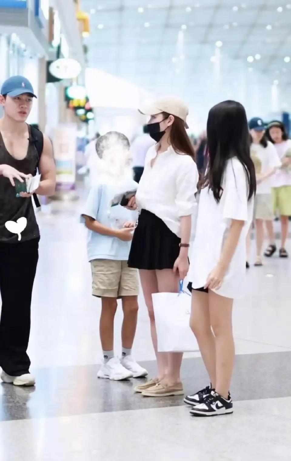 马筱梅带大S子女机场照曝光！网友：这后妈当得比亲妈还细致？
都说后妈难当，可马筱