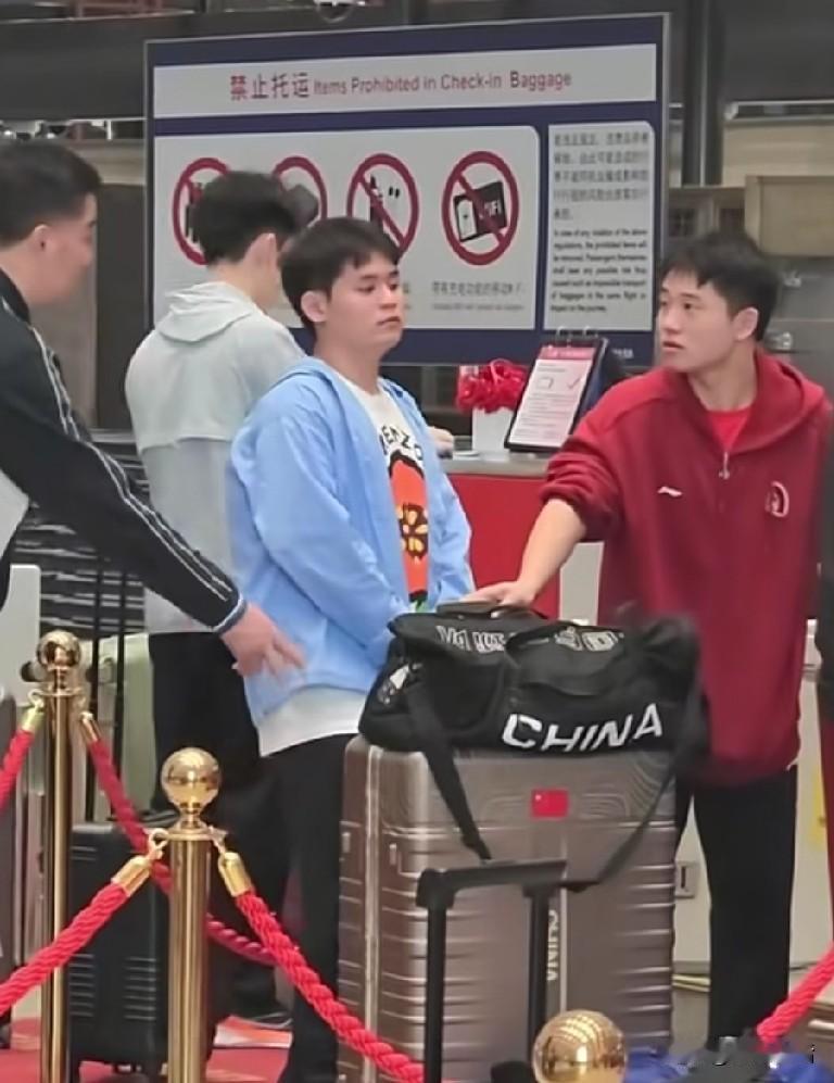 林诗栋、蒯曼率领国乒出征“萨格勒布站”!

深夜北京机场国乒队员就像一道靓丽的风