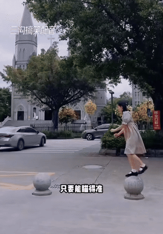 她没有过高的估计自己的能力，她认为只要她瞄的准，她相信自己的一只脚单跳，就能过得