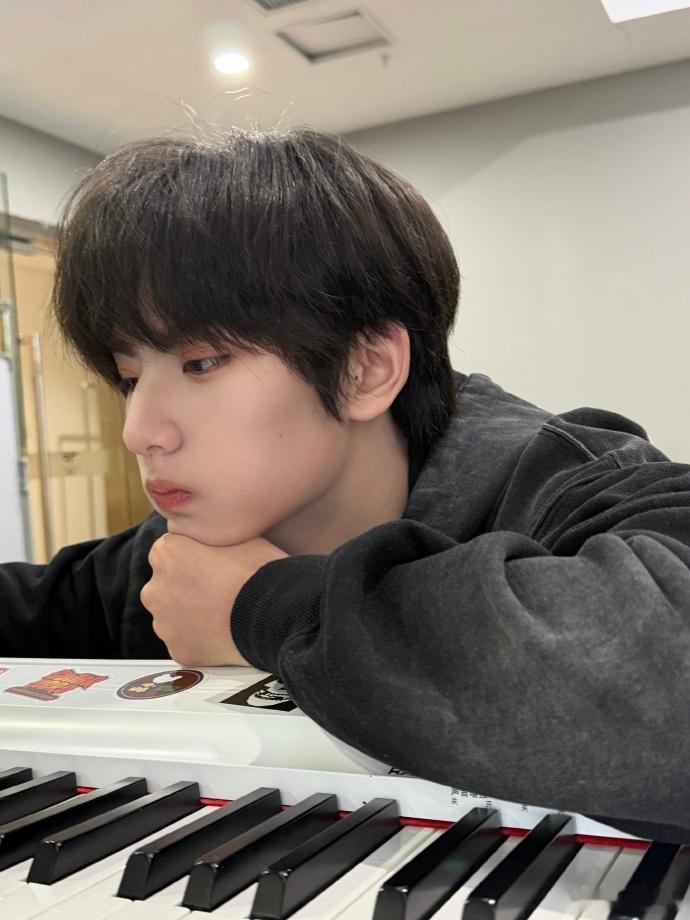 李煜东会好好努力公演的李煜东说公演很紧张谁能拒绝紧张又坚定的李煜东啊，公演前的小