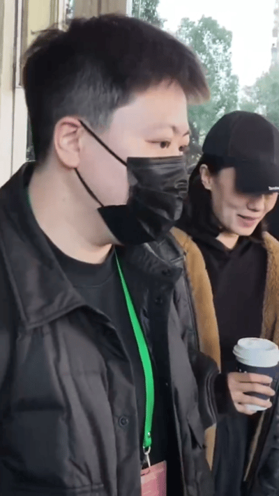 张小斐素颜彩排 张小斐浙江跨年彩排惊艳亮相，素颜依旧美翻天！她身着黑色皮衣，搭配