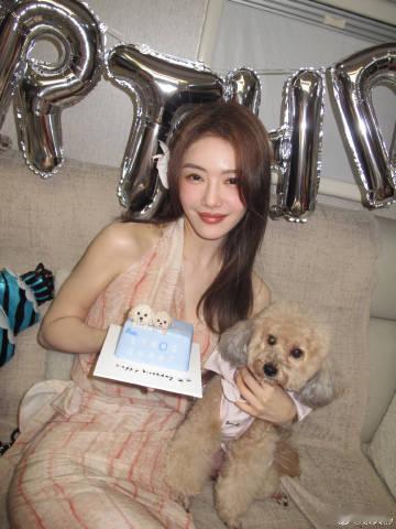 蔡文静给蔡小咚过生日一时间不知道蔡文静和小狗谁更萌蔡小咚生日快乐，一时之间不知道