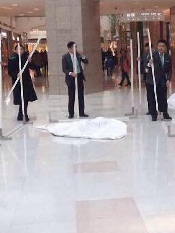 日本男子坠楼砸死路人自己生还 日本这起坠楼事件真是让人惊掉下巴！凌晨，一个 23