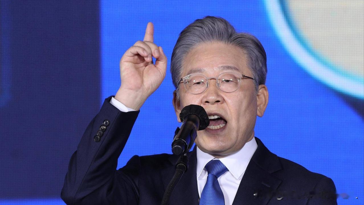 反将一军！日本记者以为抛出韩日军事合作这个球，李在明会接着往前走，结果李在明侧身