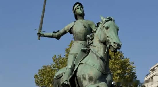 百年圣女贞德雕像佩剑遭盗:直接掰断后逃走2026年1月2日，一名男子在巴黎圣奥古