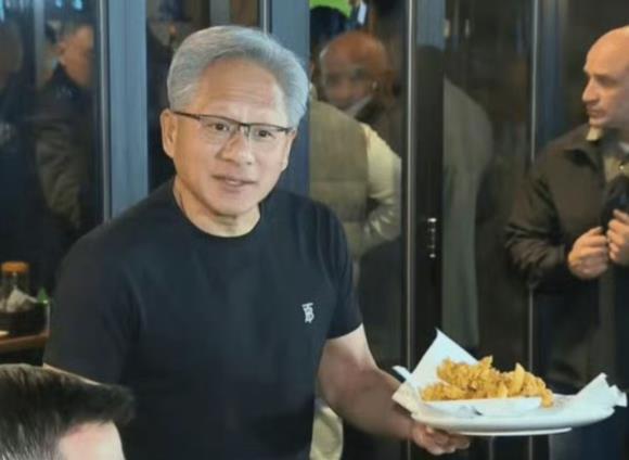 黄仁勋最新警告：内存还价格还要涨！
黄仁勋在韩国首尔公开活动上明确表态，全球范围