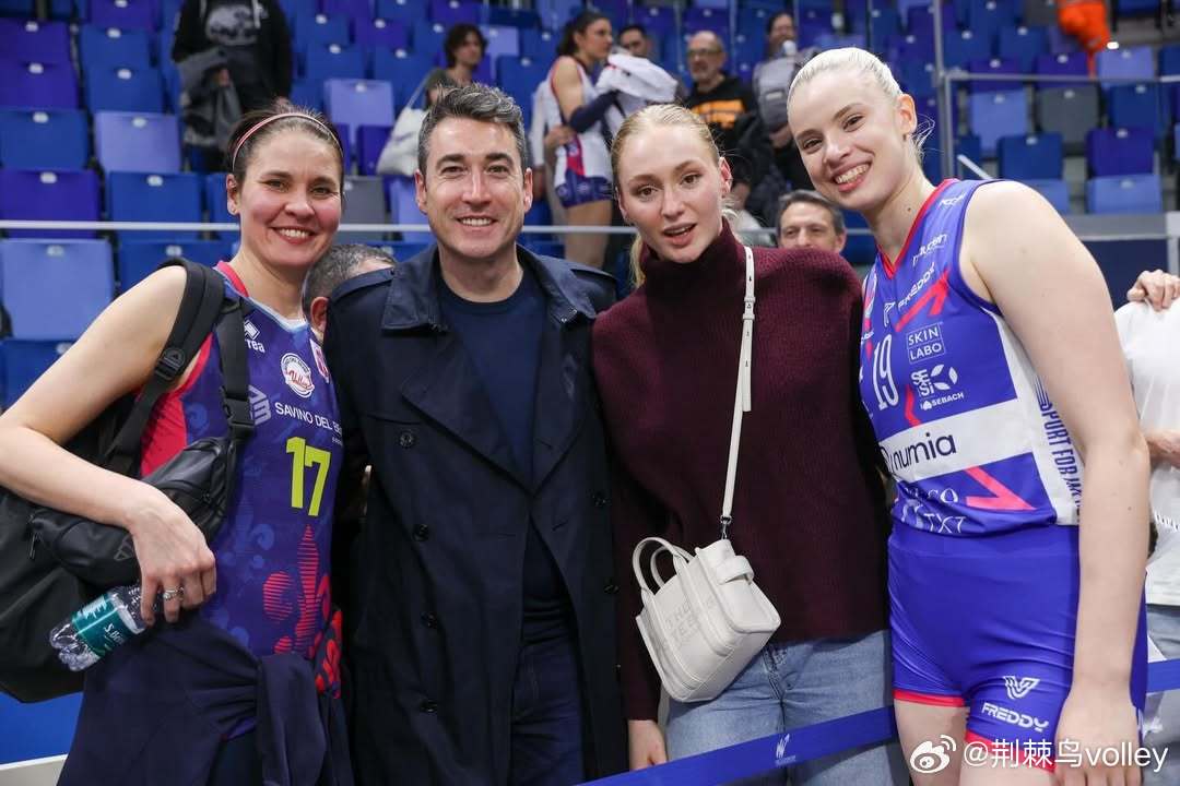 意大利男排名宿萨瓦尼和托洛克、阿基莫娃和安特罗波娃的妈妈合影。萨瓦尼现在是著名经