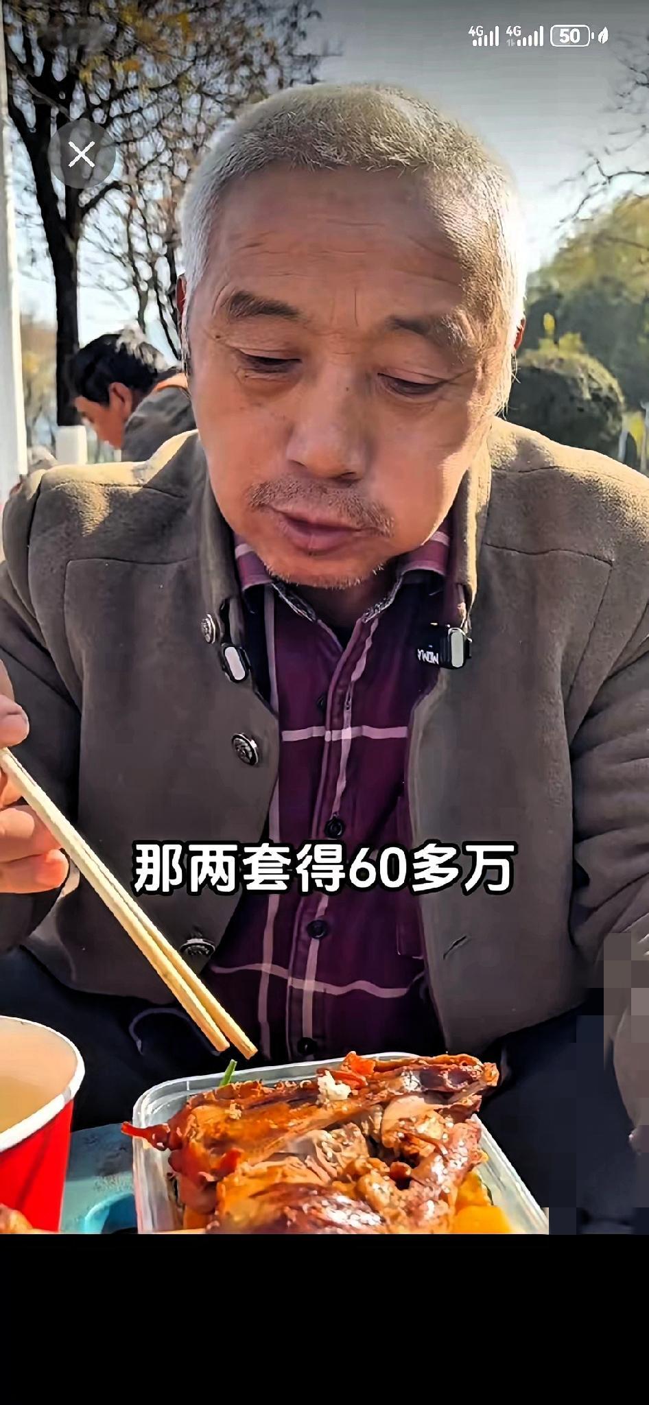 就是这个父亲，把“父爱如山”四个字，硬生生活成了一栋栋房子。
 
在北京工地干了