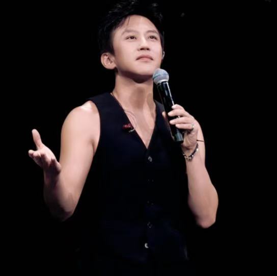 王者和万象棋都没有放过梦泪超哥也是跨界闯进游戏圈了，玩万象棋手拿把掐的，第一回合
