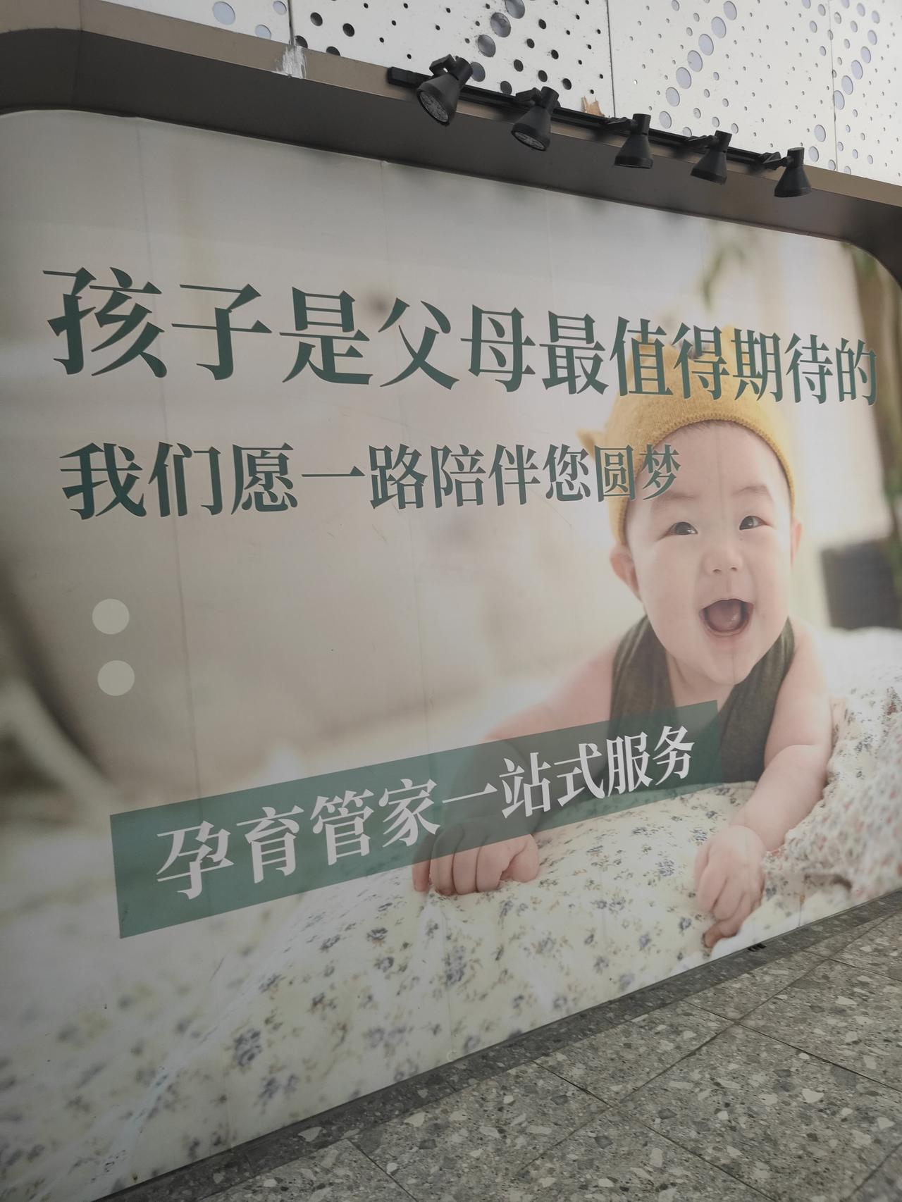 我也有过带爸爸吃汉堡的经历。有次晚上我和爸爸嘴馋，偷偷出去买汉堡吃，本想着神不知