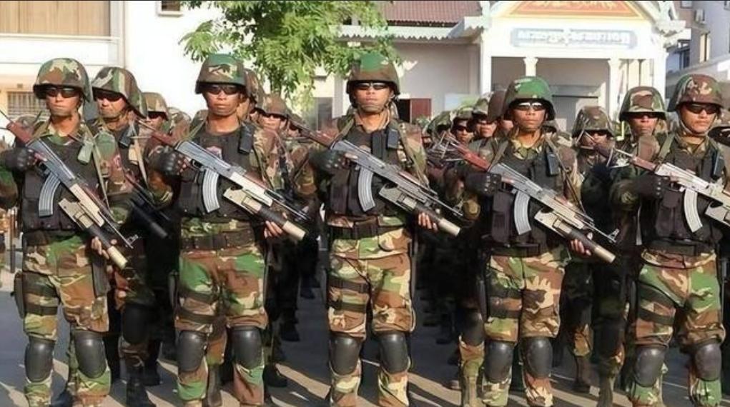 泰国装甲突击遭阻击，泰军紧急报告：前方根本不是柬军，是外国兵。

泰柬边境的对峙