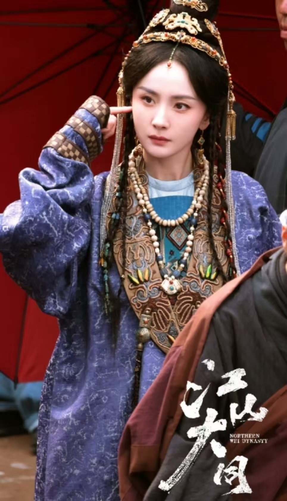 杨幂紫色胡服杨幂冯湮儿金冠造型杨幂冯湮儿金冠造型 