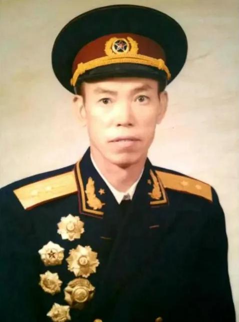 1937年平型关战役，24岁的营长梁兴初冲入敌阵与日军白刃搏杀，战后浑身是血瘫倒