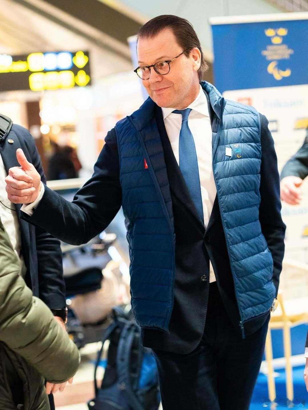 瑞典王室 🇸🇪3月17日，丹尼尔王子在斯德哥尔摩中央车站的皇家候车厅迎接凯旋