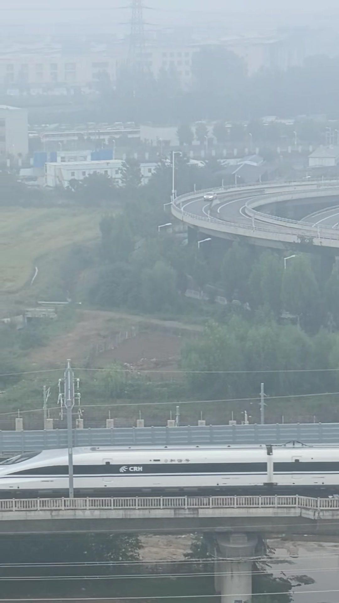🚄长老鼠阔步驶出徐州东站，沿徐兰高铁前行，身姿矫健。一号线红霞仙子静静停靠，似