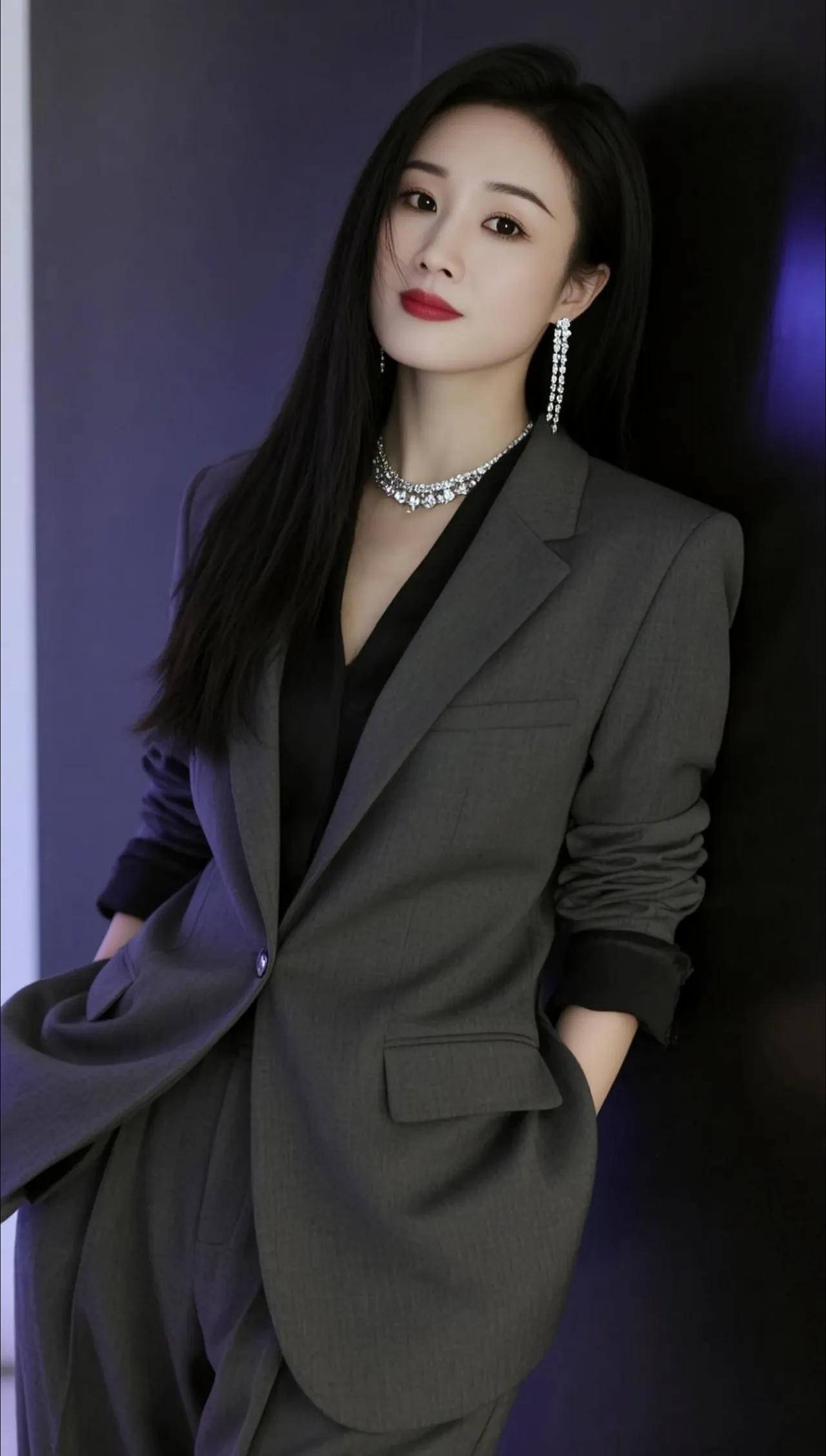 优雅职场风，灰色西装搭配珍珠项链，尽显女性魅力！