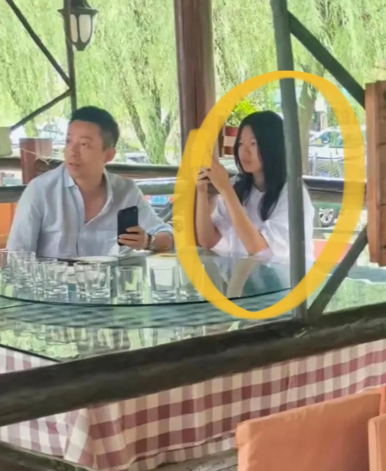 无可厚非，亲妈不在了，跟爸爸！爸爸要长期呆北京工作，孩子得在湾湾读书，任务就给到