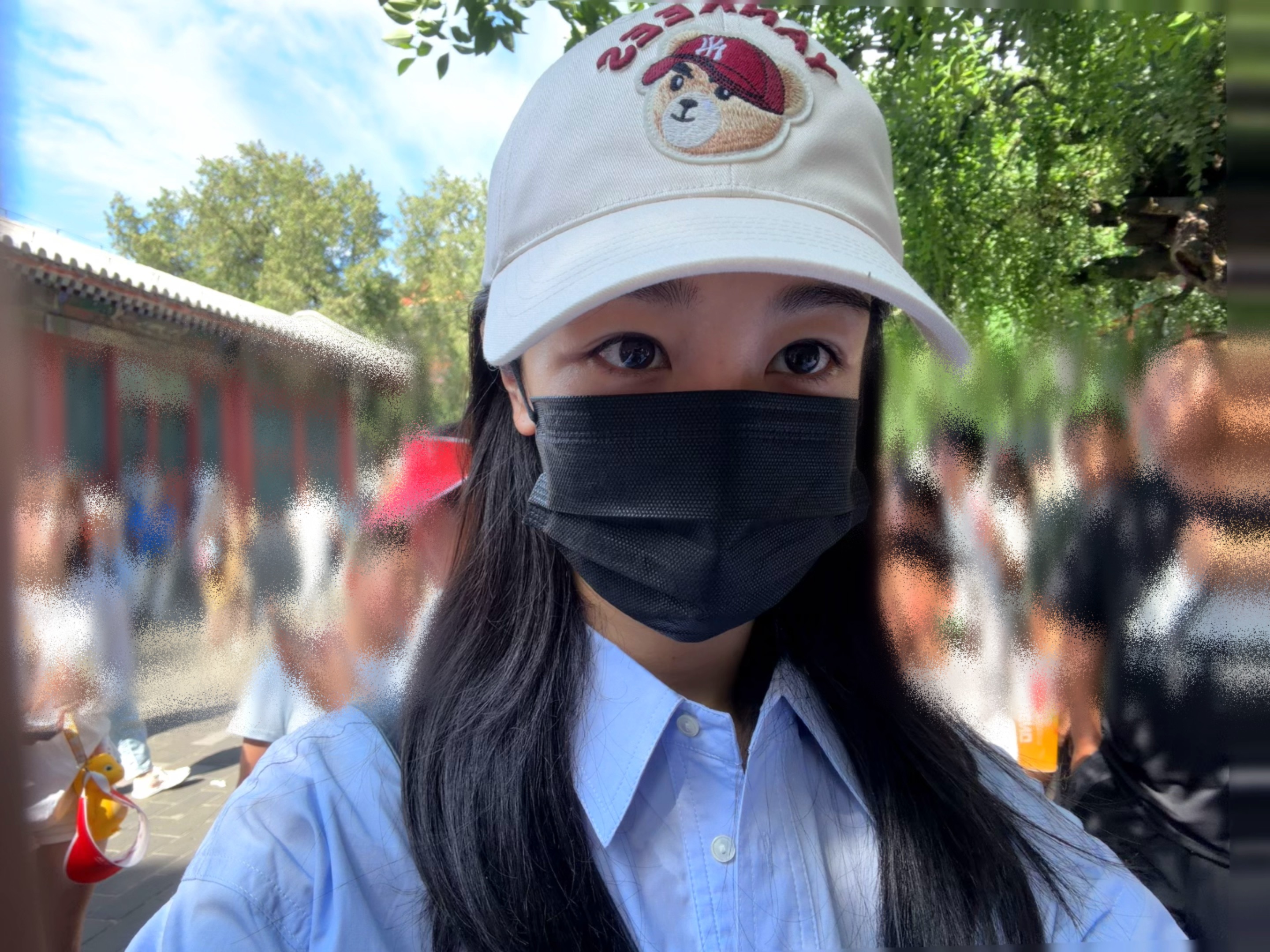 紫姐晒的自拍好像跟我们说“瞧，这么多人我没有被人认出来，厉害吧”实际上早已有路人