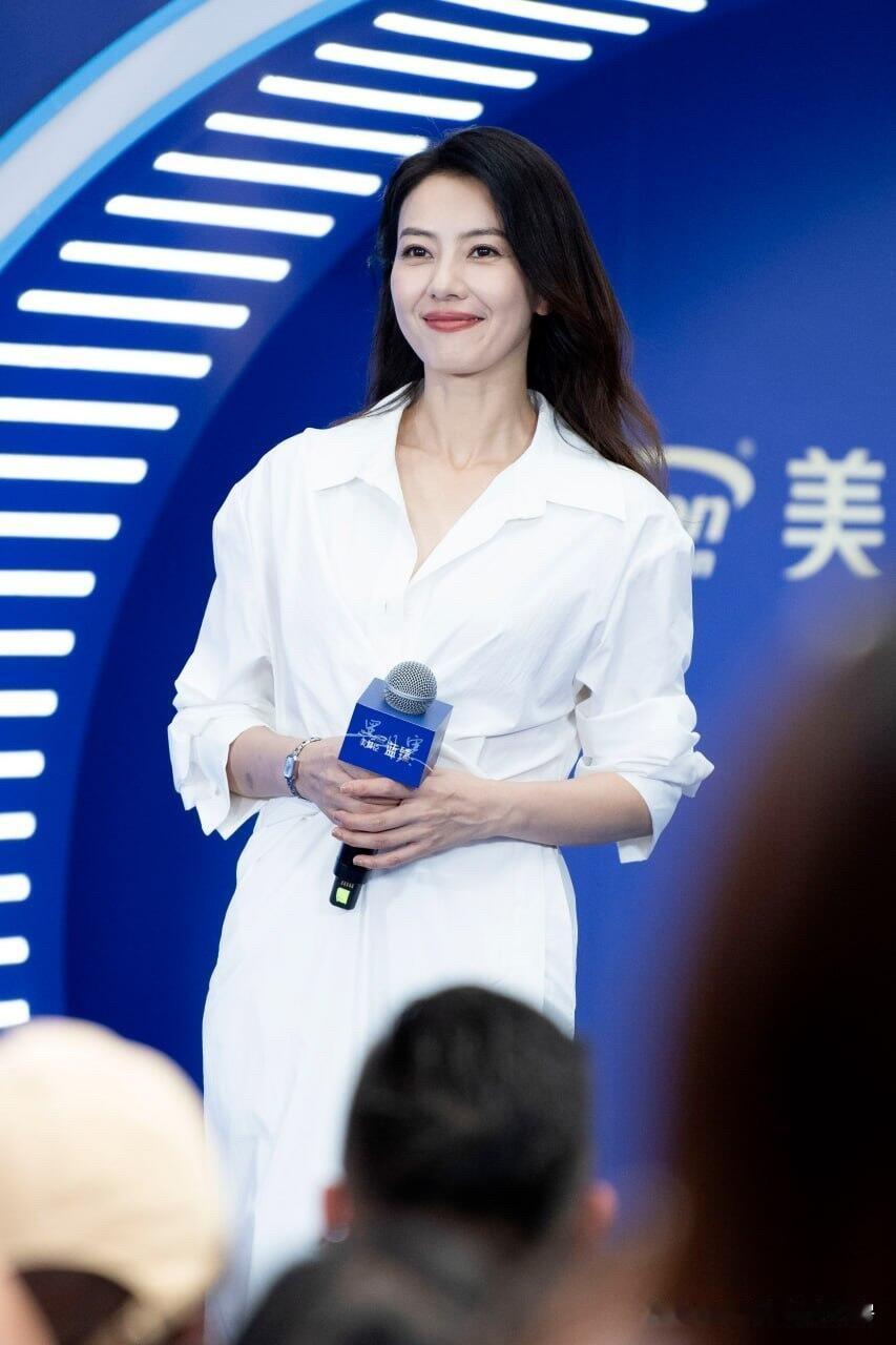 高圆圆一袭白衬衫裙气质温婉，清爽干净超耐看！什么样的女人最令人着迷高圆圆 白衬衫