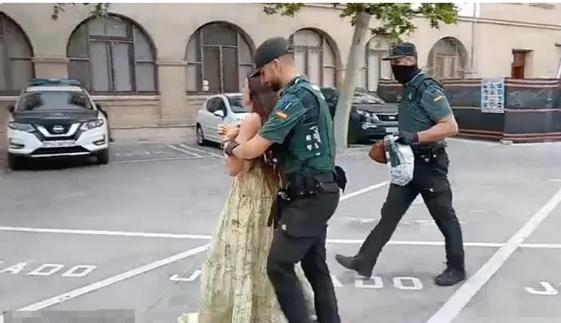 38岁人妻强撩18岁小鲜肉被判刑：别拿“性别”当挡箭牌，伸手必被捉！

真是大千