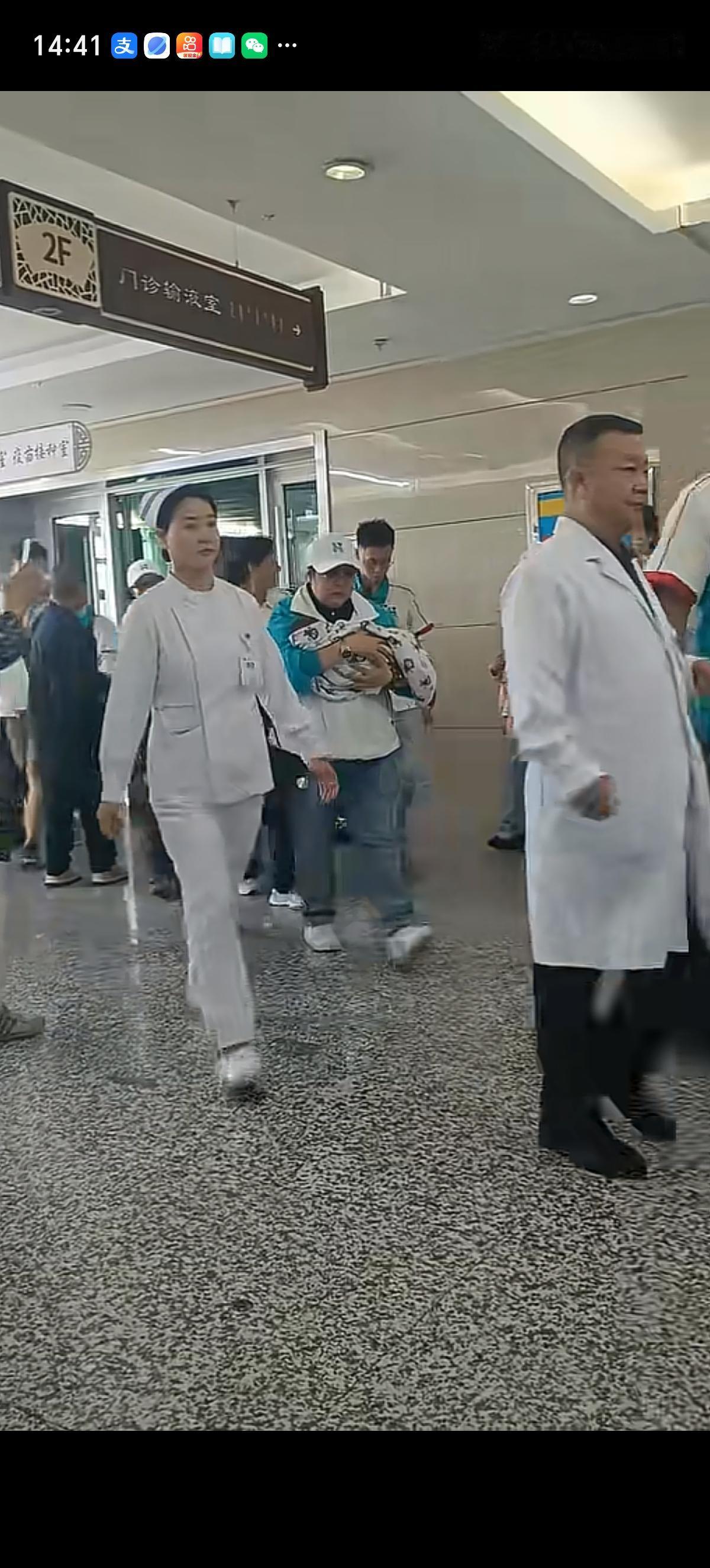 韩红出门做慈善总是很忙，就是老给人瞎忙活的感觉。排场很大、明星很多、全程录像。救