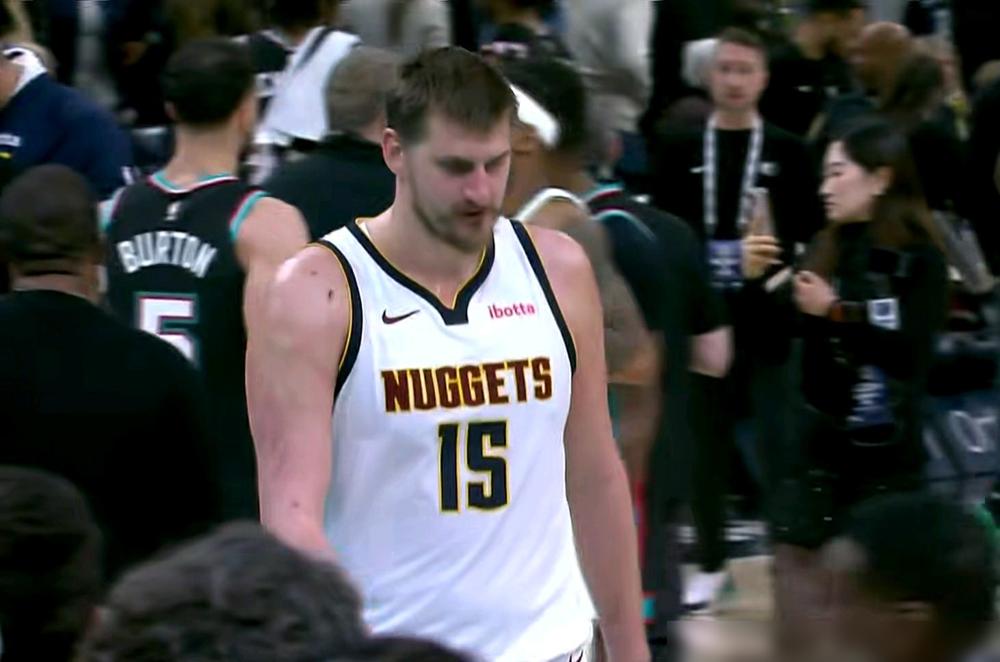 掘金昨天在孟菲斯栽了。
输给刚结束八连败的灰熊，比分118比125。
约基奇