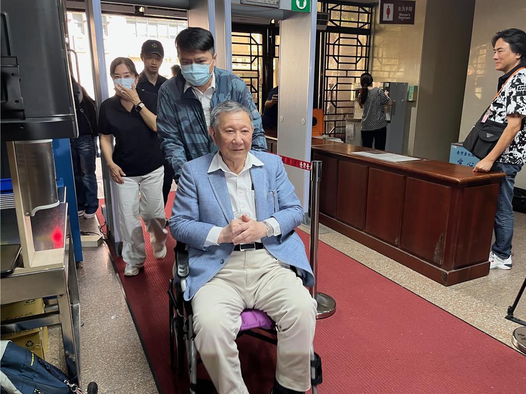 沈庆京否认“小沈1500”。25日，威京集团主席沈庆京出庭作证。在接受柯文哲律师